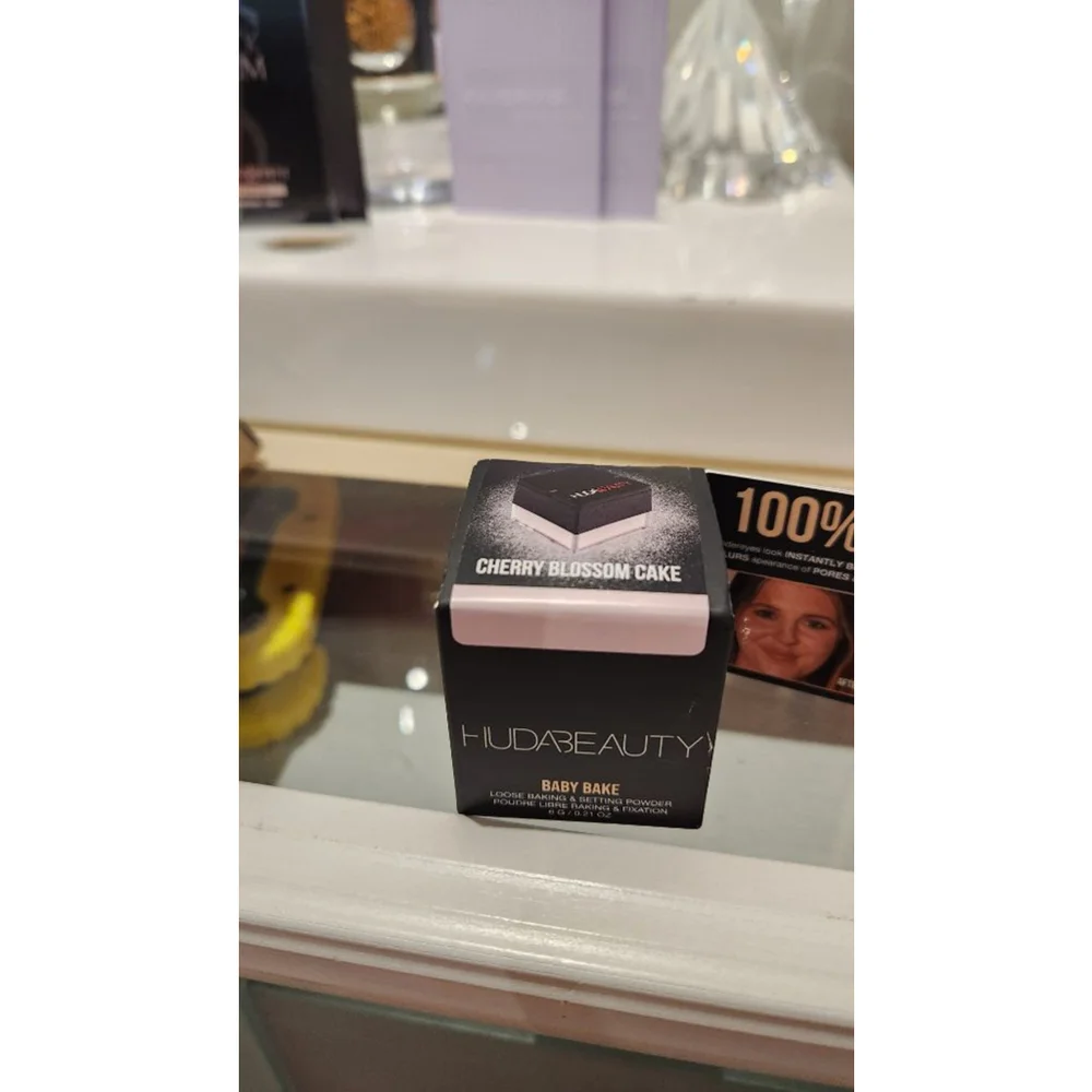 Huda Beauty Baby Bake Setting Powder - Picture 2 of 2